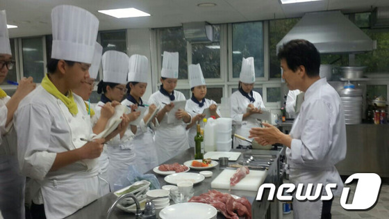 성보경영고 외식조리경영과 학생들이 요리 실습을 하고 있다.(성남시 제공)© News1