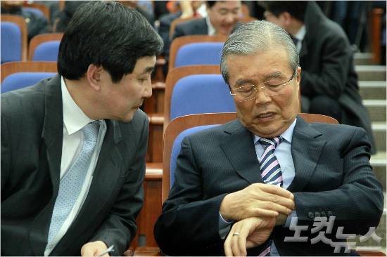 더불어민주당 의원총회. 김종인 비대위원장(우측)과 이종걸 원내대표 (사진=자료사진)