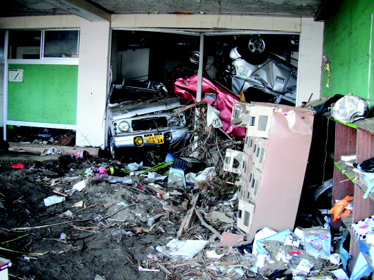 지난 2011년 3월 11일 동일본 대지진으로 발생한 쓰나미에 떠밀려온 자동차 등으로 폐허가 된 일본 센다이시 아라하마초교의 내부. 센다이시 제공