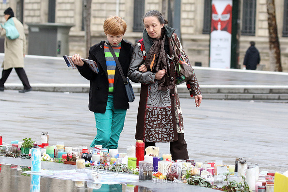 지난해 11월 13일 발생한 파리 동시다발 테러 사태의 희생자들을 추모하기 위해 시민들이 남긴 흔적들 [사진=게티이미지]