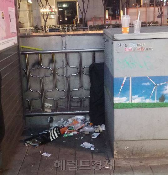 서울 광진구 건대입구역 근처 길가에 버려진 각종 담배꽁초와 쓰레기들. 정희조 기자/checho@heraldcorp.com