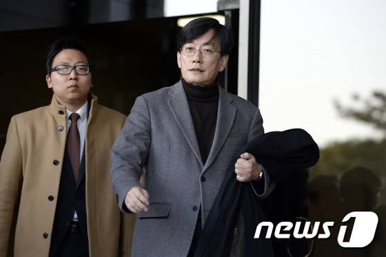 지상파 방송3사의 출구조사 결과를 무단으로 사용한 혐의로 고소된 손석희 JTBC 보도부문 사장이 지난 3월 서울중앙지검에서 검찰 조사를 받은 후 차량으로 이동하고 있다. © News1