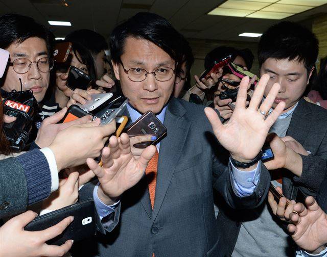 윤상현 새누리당 의원이 9일 오전 김무성 대표를 만나지 못한 채 국회 대표실을 나서며 '막말 파문'에 대한 기자들의 질문세례를 받고 있다. 오대근기자 inliner@hankookilbo.com