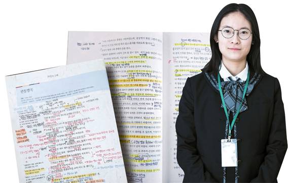 교사의 설명과 자습 시간에 정리한 내용까지 빽빽하게 정리한 김유진양의 국어 교과서.