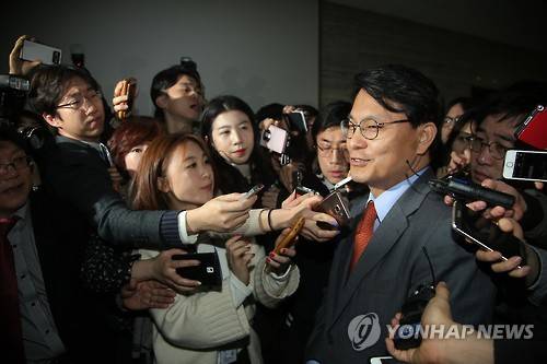 김무성 면담 못한 윤상현 (서울=연합뉴스) 이정훈 기자 = 새누리당 윤상현 의원이 9일 오전 김무성 대표를 면담하지 못한 채 국회 당 대표실을 나서며 욕설 파문에 대한 질문세례를 받고 있다. uwg806@yna.co.kr