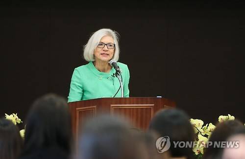 이화여대 강단에 선 비벌리 맥라클린 캐나다 대법원장 (서울=연합뉴스) 류효림 기자 = 캐나다 대법원장 비벌리 맥라클린(Beverley mclachlin)이 11일 오후 서울 서대문구 이화여대 법학관에서 특별강연을 펼치고 있다. ryousanta@yna.co.kr