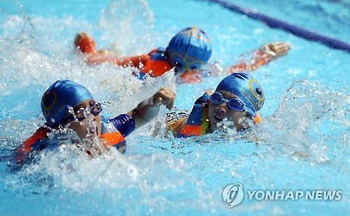 생존 수영 교육 참가한 어린이들