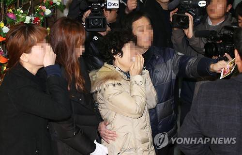 원영군 사진 건네는 유족들 (평택=연합뉴스) 홍기원 기자 = 계모에게 학대받다 숨진 신원영군의 유족들이 13일 오후 경기도 평택시 청북면 평택시립추모관에서 안치단에 넣을 사진을 건네고 있다. 2016.3.13 xanadu@yna.co.kr