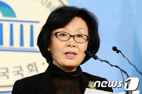 신명 더불어민주당 중앙당선거괸리위원장이 14일 밤 여의도 국회 정론관에서 20대 총선 후보 결정을 위한 1차 경선결과를 발표하고 있다. 2016.3.14/뉴스1 © News1 박세연 기자
