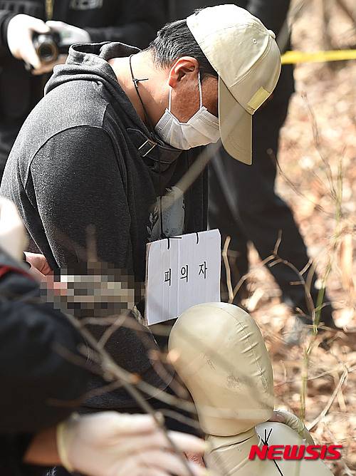 【시흥=뉴시스】이정선 기자 = 시각장애인 아버지 이모(61)씨를 폭행해 숨지게 하고 야산에 묻은 모자(母子)에 대한 현장검증이 실시된 17일 오전 경기도 시흥시 대야동의 한 야산에서 피의자 아들 이모(37)씨가 살해 후 유기 당시 상황을 재연하고 있다. 2016.03.17. ppljs@newsis.com