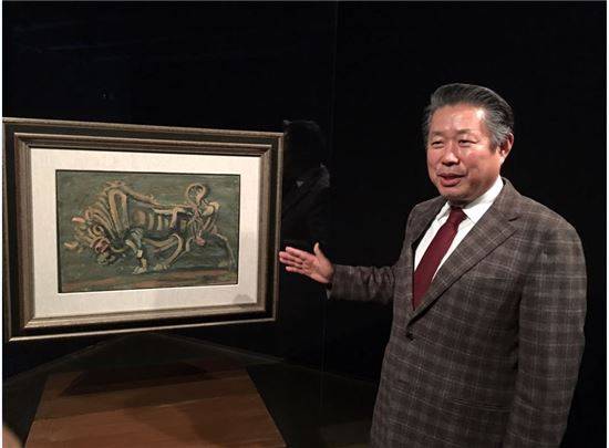 이중섭 '황소'를 설명하고 있는 안병광 회장