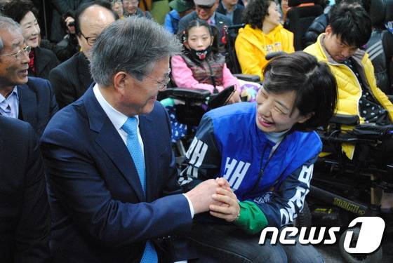 문재인 전 더불어민주당 대표가 19일 오후 배재정 부산 사상구 예비후보의 선거사무소 개소식에 참석해 배 후보와 반갑게 악수를 나누고 있다. © News1 김항주 기자
