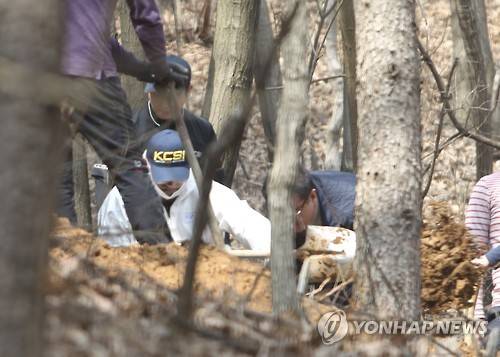 시신 수색 중인 경찰 (진천=연합뉴스) 이승민 기자 = 19일 오후 충북 진천군의 한 야산에서 경찰이 5년 전 숨진 4살배기 딸을 암매장한 30대 아버지와 함께 시신을 수색하고 있다.