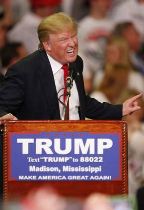 미국 공화당 대선 후보 경선에서 선두를 달리고 있는 도널드 트럼프가 지난 7일 미시시피주 매디슨에서 연설을 하고 있다. 매디슨/AP 연합뉴스