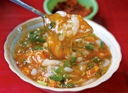 게살 완자를 넣고 걸쭉하게 끓여서 면에 부어 먹는 바인까인남포(Banh Canh Nam Pho)
