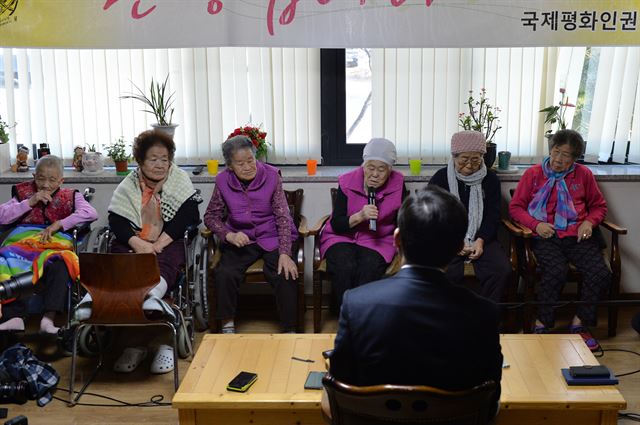 지난해 12월29일 위안부 피해자 할머니들이 정부의 일본군 위안부 협상 타결 내용을 설명하기 위해 나눔의 집을 방문한 조태열 외교부 2차관에게 항의하고 있다. 서재훈기자 spring@hankookilbo.com