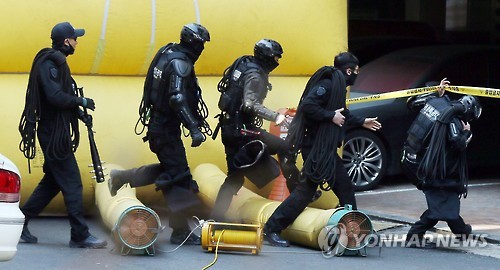 인질극 현장 투입되는 경찰특공대     (인천=연합뉴스) 윤태현 기자 = 인천경찰청 소속 경찰특공대원들이 25일 오후 인질극 사건이 벌어진 인천시 남동구의 한 빌라로 투입되고 있다. 2016.3.28     tomatoyoon@yna.co.kr