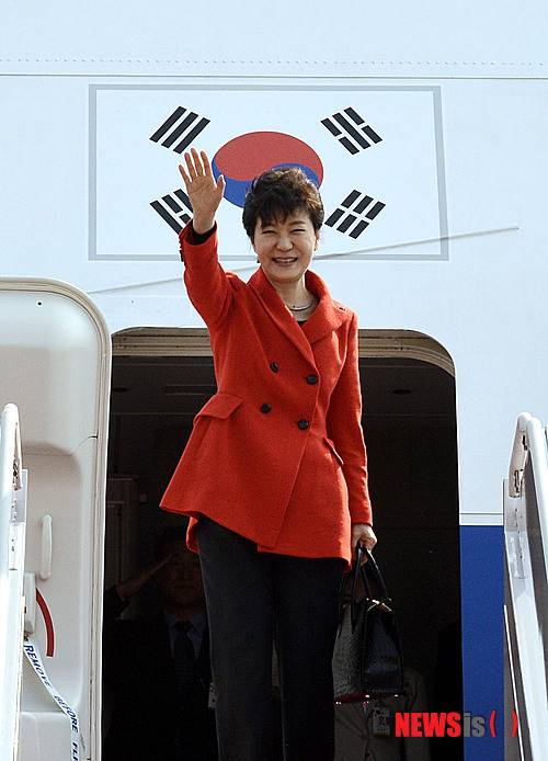 【성남=뉴시스】홍찬선 기자 = 박근혜 대통령이 23일 오전 경기도 성남시 서울공항에서 5박 7일간의 일정으로 네덜란드 헤이그 핵안보정상회의와 독일 국빈방문 순방길에 오르고 있다. 2014.03.21 mania@newsis.com