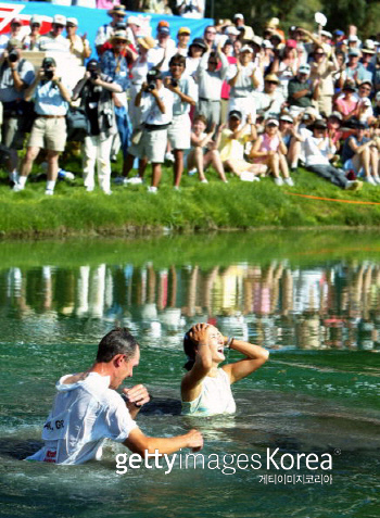 박지은이 2004년 크래프트 나비스코 챔피언십에서 우승한 뒤 캐디와 함께 연못에 뛰어들어 기쁨을 만끽하고 있다. /게티이미지 이매진스