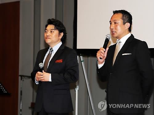 영화 '더 테너'의 실제 주인공인 테너 배재철(왼쪽)과 일본인 음악 프로듀서 와지마 도타로(輪嶋東太郞)가 29일 상영이 끝난 뒤 무대 인사를 하고 있다.