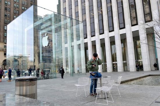 뉴욕 맨해튼 5번가에 있는 애플 매장에서 아이폰SE를 최초로 구매한 고객. 하지만 예년과 달리 줄을 서지 않고 바로 들어가서 살 수 있었다. (사진=씨넷)