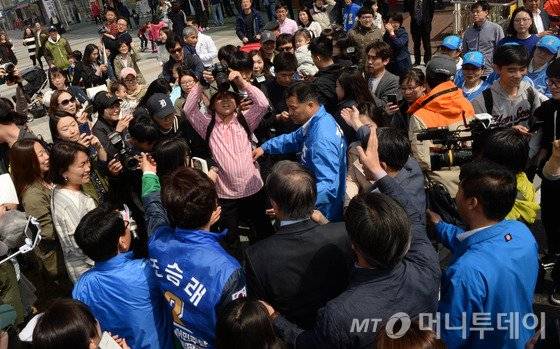 문재인 더불어 민주당 전 대표가 2일 오후 대전 노은역 앞에서 열린 조승래(대전 유성갑) 후보의 지원 유세에 수많은 인파에 둘러 쌓여있다. 2016.4.2/사진=뉴스1