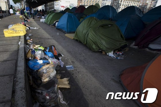 프랑스 경찰이 지난해 여름 철거한 파리 북부의 한 임시 난민캠프의 모습.© AFP=뉴스1