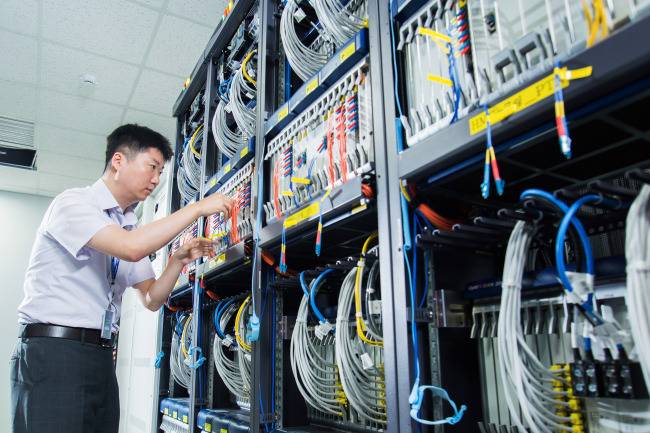 사진2)현대기아차 연구원들이 중앙연구소에 구축된 ‘클라우드’ 시스템을 점검하고 있는 모습.