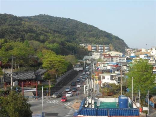 멀리서 바라본 통영 충렬사 모습. 저 횡단보도를 건너면 백석의 시비가 있다.