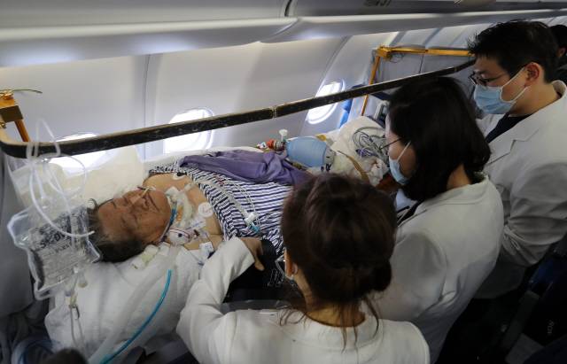 중국에 남은 유일한 한국 국적의 위안부 피해자인 하상숙 할머니가 10일 오후 골절로 인한 폐염증 치료를 위해 인천국제공항을 통해 귀국했다. 사진은 비행기 안에서 의료진이 구급차로 할머니를 옮기기 위해 준비하고 있는 모습. 인천공항/공동취재사진