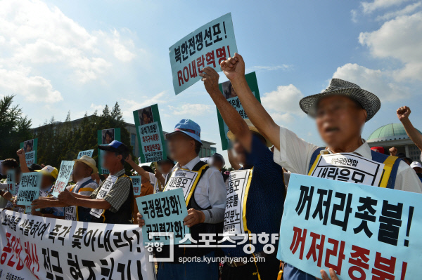 지난 2013년 어버이연합 회원들이 ‘종북 규탄’ 집회에 참여해 구호를 외치고 있는 모습. /정지윤기자