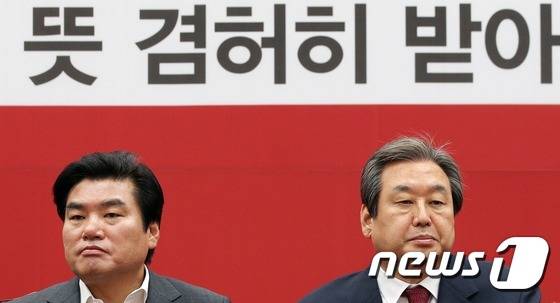 새누리당이 20대 총선 결과 더불어민주당에 참패하며 원내 1당의 자리를 빼앗긴 가운데 새누리당 김무성 대표와 원유철 원내대표가 14일 서울 여의도 국회에서 열린 중앙선대위 해단식에서 굳은 얼굴로 생각에 잠겨 있다. 2016.4.14/뉴스1 © News1 오대일 기자