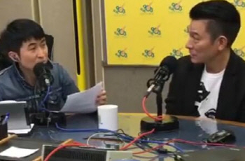 홍콩 스타 류더화(오른쪽)은 라디오 프로그램에서 중국에서 금지된 드라마 ‘상은’을 언급해 화제를 모았다.   사진 봉황망