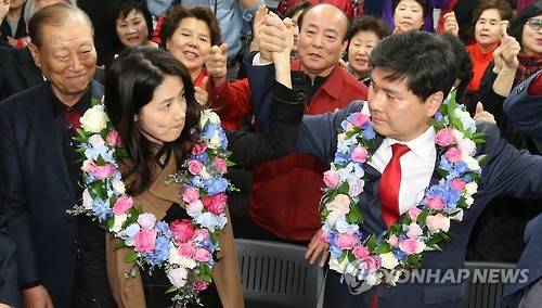 <선택 4.13> 여보..나 국회의원 됐어.. (서울=연합뉴스) 백승렬 기자 = 새누리당 서울 중구성동을 지상욱 당선인이 14일 새벽 서울 중구 신당동 선거사무소에서 당선이 확정된 뒤 부인인 배우 심은하 씨와 꽃다발을 목에 걸고 마주 보고 있다.