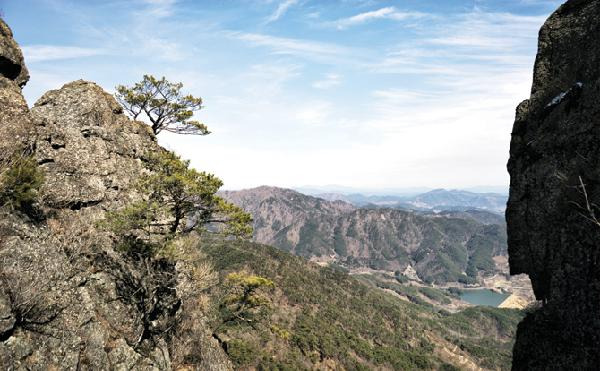 [월간산]구재봉 정상 북면의 암벽.