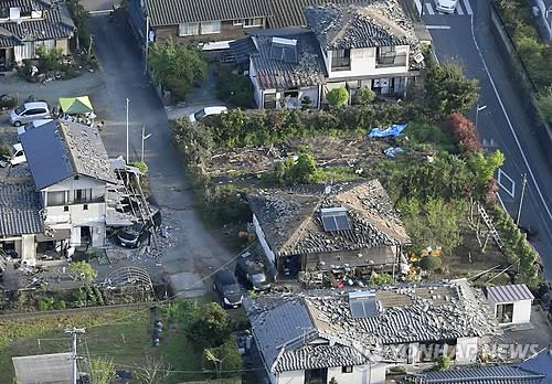 (마시키<日구마모토현> AP/교도통신=연합뉴스) 전날 지진이 강타한 일본 구마모토현 마시키의 15일 가옥 파손 현장.