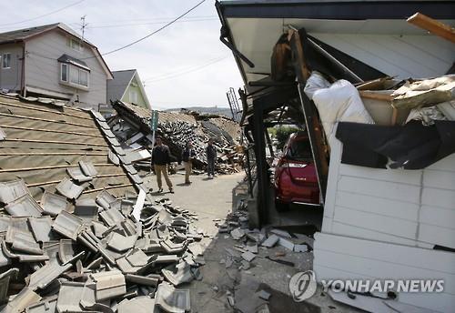 (구마모토 EPA=연합뉴스) 구마모토현 마시키마치의 주택이 지진으로 심하게 파손된 모습.