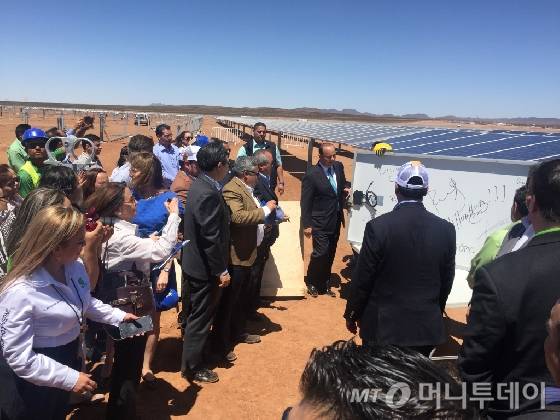 지난 15일(현지시간) 멕시코 치와와 주에서 OCI가 건설 중인 13.6MW 태양광발전소의 '모듈 설치식'에 윤석환 OCI 솔라파워 사장과 세자르 호라시오 주지사 등 멕시코 정부 관계자들이 참석했다. /사진=OCI