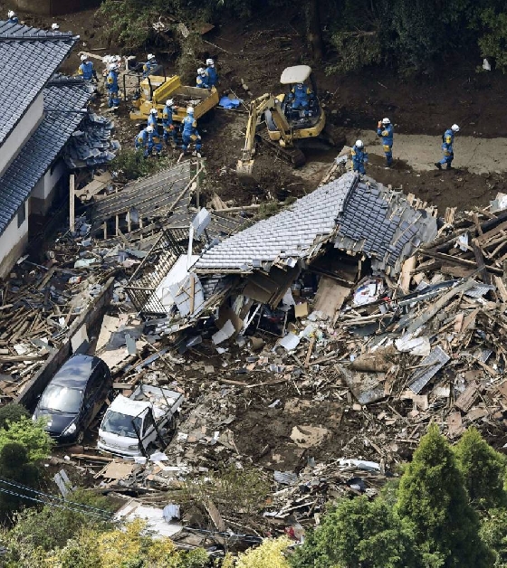 16일 일본 규슈(九州) 구마모토(熊本)현 마시키(益城)지역의 가옥들이 지난 14일 밤부터 16일 새벽까지 이어진 지진으로 붕괴돼 있다. 구마모토 현에서는 지난 14일 밤 규모 6.5의 강진이 발생한데 이어 16일 새벽 1시25분께 규모 7.3의 강진이 발생했다. /사진=뉴스1