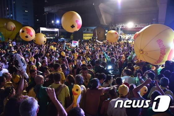 지우마 호세프 브라질 대통령의 탄핵을 찬성하는 시민들이 17일(현지시간) 상파울루의 한 거리에 모여있는 모습. 브라질 하원 의회는 이날 호세프 대통령의 탄핵안을 통과시켰다.© AFP=뉴스1 © News1 이주성 기자