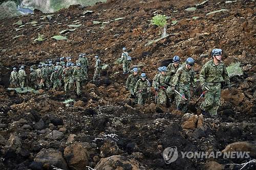 구마모토 강진 42명 사망…특별재해지역 지정 (미나미아소<日구마모토현> AFP=연합뉴스) 일본 구마모토(熊本)현 연쇄 지진으로 인한 사망자가 17일 42명으로 늘어나고 구마모토현과 인근 오이타(大分)현에서 최대 20만명이 대피소에 머물렀다. 14일 오후 9시 26분 구마모토현에서 규모 6.5, 최대진도 7의 지진이 발생한 후 다음 날까지 사망자 9명이 확인됐고, 16일 오전 1시 25분 규모 7.3의 강진이 재차 발생해 사망자가 급증했다. 아베 신조(安倍晋三) 총리는 구마모토현을 격심재해(특별재해) 지역으로 조기 지정하고 예비비를 신속히 투입해 복구를 지원할 방침이라고 밝혔다. 사진은 이날 일본 육상자위대원들이 미나미아소의 강진 피해 현장에서 생존자 구조작업에 나서는 모습.