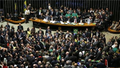 브라질 하원은 17일(현지시간) 전체회의 표결을 통해 호세프 대통령 탄핵안을 통과시켰다.[출처:국영 뉴스통신 아젠시아 브라질]
