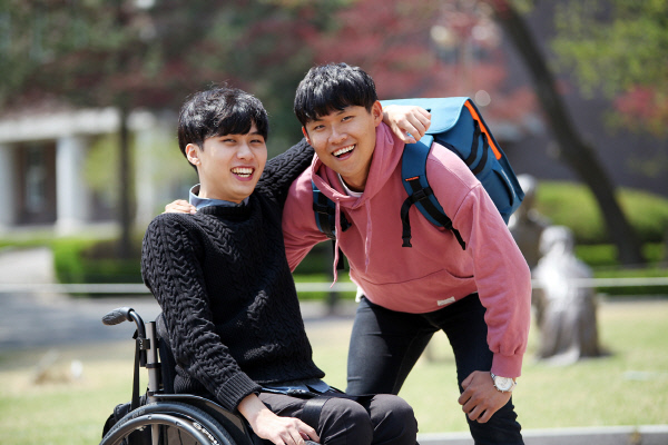 이성훈(왼쪽), 손윤수 학생이 삼육대 캠퍼스에서 어깨동무를 하고 환하게 웃고 있다.