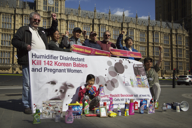 지난 21일 오후 영국 런던의 국회의사당 앞에서 가습기 살균제 피해자와 유족들이 영국 시민단체 ‘런던 해저즈’ 관계자들과 함께 가습기 살균제 ‘옥시싹싹’을 만들어 판 영국 기업 레킷벤키저의 책임을 촉구하는 집회를 벌이고 있다.