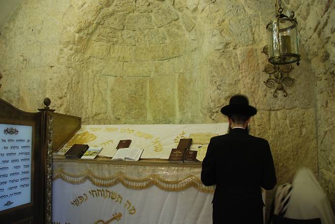 예루살렘에 있는 ‘다윗의 묘’에서 정통파 유대교인이 기도를 하고 있다.