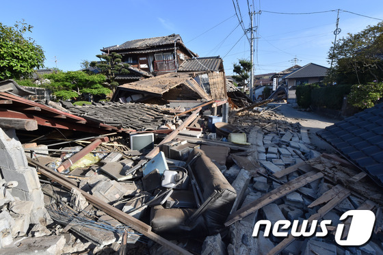 일본 구마모토를 강타한 지진으로 무너진 건물잔해. © AFP=뉴스1