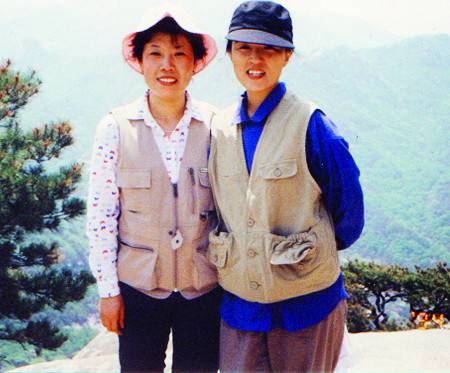 조배숙 당선자(왼쪽)가 경기여고 동기로 1994년 서울고법에서 판사로 같이 근무하던 강금실 전 법무부 장관과 북한산에 올라 기념사진을 촬영했다.