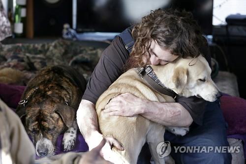 개를 껴안고 있는 시애틀의 노숙자 (AP=연합뉴스 DB)