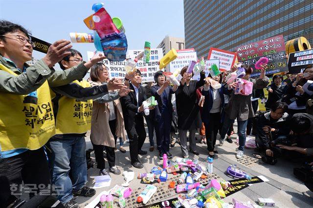25일 오전 서울 광화문광장에서 열린 가습기살균제 제조 기업 처벌 촉구 옥시상품 불매 선언 시민사회 기자회견에서 참가자들이 옥시 불매 운동을 선언하는 퍼포먼스를 하고 있다. 배우한기자 bwh3140@hankookilbo.com