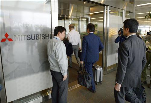 (오카자키 교도=연합뉴스 자료사진) 미쓰비시자동차의 연비조작에 대한 현장 조사를 하기 위해 21일 일본 국토교통성 담당자들이 아이치현 오카자키시에 있는 나고야제작소 기술센터에 들어가고 있다.